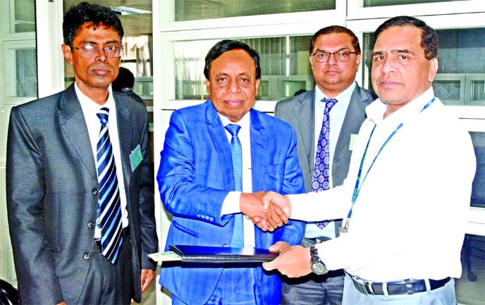 Md Golam Faruque, Managing Director and CEO of South Bengal Agriculture and Commerce Bank (SBAC) and Md Habibur Rahman, General Manager of Agriculture Credit Department of Bangladesh Bank, exchanging an agreement signing document at the central bank in th