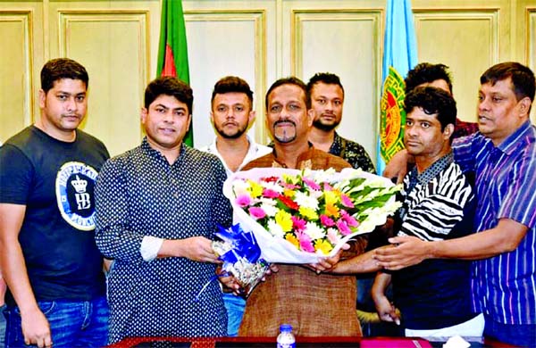 Councillor of 26 No. Ward of Dhaka South City Corporation (DSCC) Hasibur Rahman Manik greets Acting Mayor of DSCC Samsuddin Bhuiyan Sentu by presenting bouquet at Nagar Bhaban on Friday.