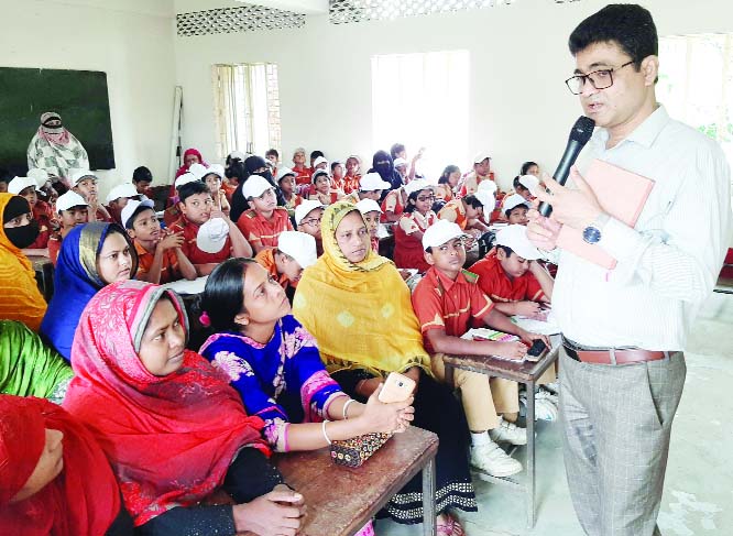 BHANGURA (Pabna): Md Shamsul Alam, Deputy Secretary of Health Ministry speaking at a discussion meeting on moral education with the students and the parents at Sharatnagor Government Primary School in Bhangura Upazila on Thursday.