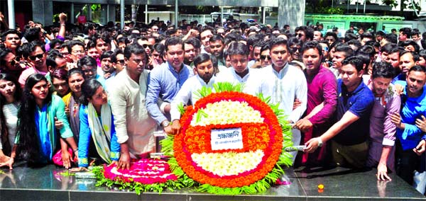 Al-Nahean Khan Joy, acting president of Bangladesh Chhatra League and Lekhak Bhattacharjee, acting general secretary placing wreaths at the portrait of Father of the Nation Bangabandhu Sheikh Mujibur Rahman at Dhanmondi 32 on Monday.-