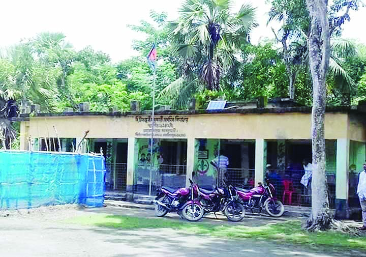 MORRELGANJ ( Bagerhat): The construction work of B Umajuri Government Primary School has been stopped due to land dispute . This snap was taken yesterday.