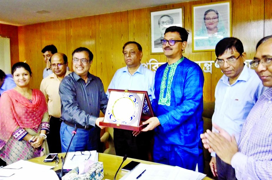State Minister for Shipping Khalid Mahmud Chowdhury presenting crests to two best project directors of the ministry and agency for 2018-'19 fiscal year at the seminar room of the ministry on Tuesday.