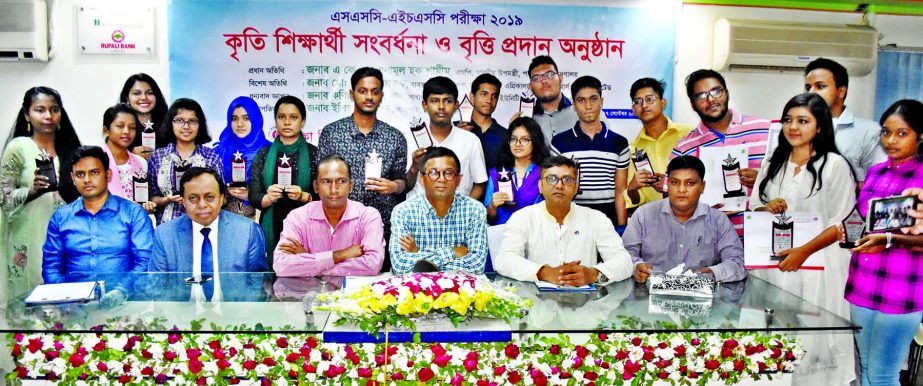Deputy Minister for Water Resources AKM Enamul Haque Shamim poses for a photo session with the wards of DRU members who received scholarships for their brilliant results in the last SSC and HSC examinations in DRU auditorium on Tuesday.