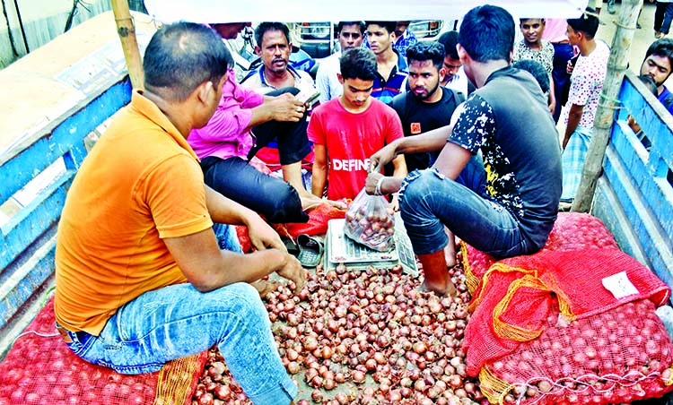 Customers crowd around a truck to buy onions in front of Bangladesh Secretariat on Tuesday as the Trading Corporation of Bangladesh (TCB) started selling the onion at Tk 45 a Kg in an effort to offset its spiralling prices in the market.