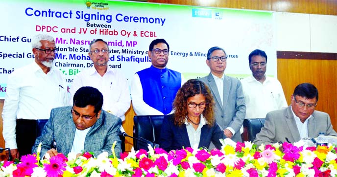 Dhaka Power Distribution Company Limited (DPDC) Secretary Asaduzzaman and Regional Director of Hifab Oy (Finland) and Consultant of joint venture company Bangladesh Engineers and Consultants Bangladesh Limited (ECBL) Nathalie Tranfeld, signing an agreemen