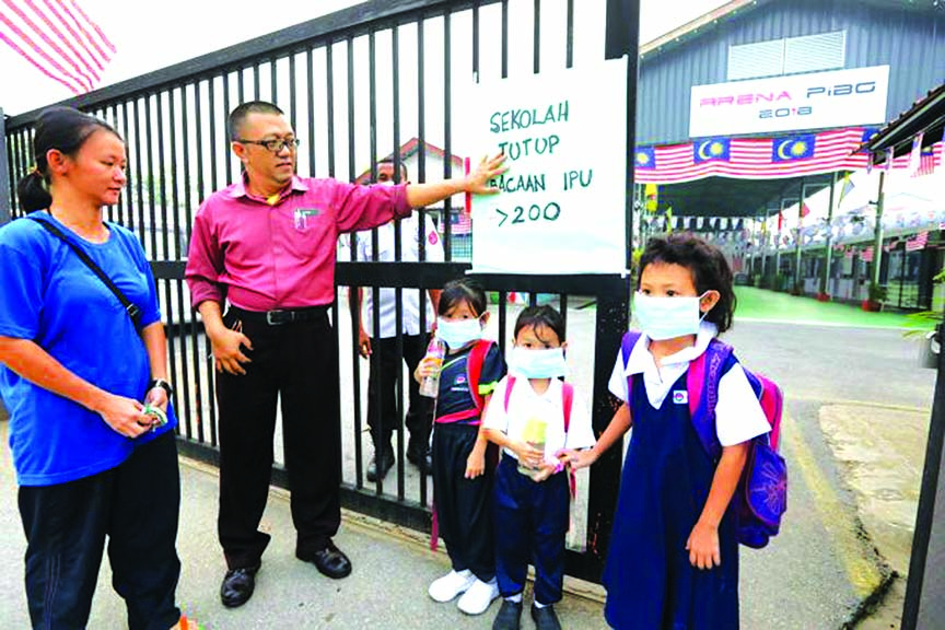Malaysia closed more than 1,000 schools nationwide on Wednesday and air quality worsened in Singapore days before the city's Formula One race, as toxic haze from Indonesian forest fires engulfed the region.