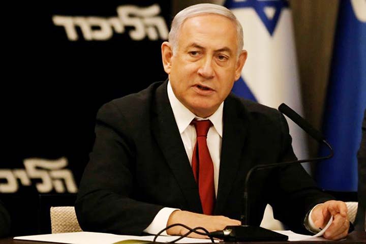 Israeli Prime Minister Benjamin Netanyahu has abandoned his hopes of forming a new right-wing governing coalition and called on his rival Benny Gantz to form a unity government with him.