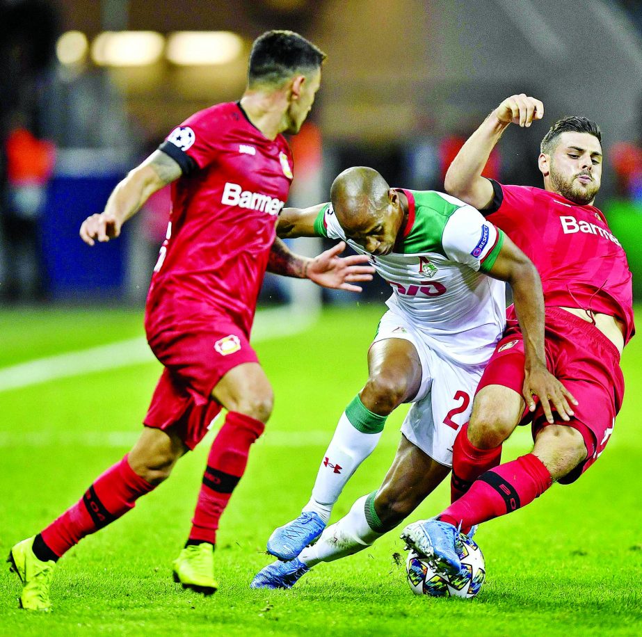 Lokomotiv's Joao Mario (center) challenges for the ball with Leverkusen's Kevin Volland (right) during the Champions League Group D soccer match between Bayer Leverkusen and Lokomotiv Moscow at the BayArena in Leverkusen, Germany on Wednesday.