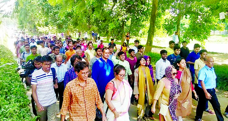 Teachers and students of Jahangirnagar University brought out a procession on the campus on Thursday demanding resignation of its Vice-Chancellor Prof Farzana Islam over allegation of corruption.