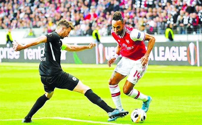 David Abraham (L) of Frankfurt vies with Pierre-Emerick Aubameyang during the UEFA Europa League group F soccer match between Eintracht Frankfurt and Arsenal FC in Frankfurt, Germany on Thursday.