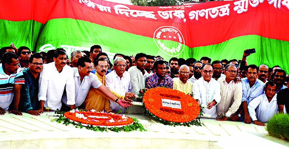 BNP Secretary General Mirza Fakhrul Islam Alamgir along with newly elected office executives of Jatiyatabadi Chhatra Dal placing floral wreaths on the mazar of Shaheed President Ziaur Rahman in the city on Saturday.