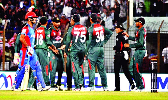 Players of Bangladesh, celebrating after dismissal of Rahmatullah Gurbaz during the sixth Twenty20 International Cricket match of the OBHAI Tri-nation T20 series between Bangladesh and Afghanistan at the Zahur Ahmed Chowdhury Stadium in Chattogram on Satu