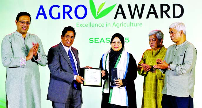 Uzma Chowdhury, Director of PRAN-RFL Group, receiving the 'Standard Chartered-Channel I Agro Award-2019' for outstanding contribution in agricultural sector of the country from Agriculture Minister Dr Abdur Razzak at a hotel in the city on Friday. Farid