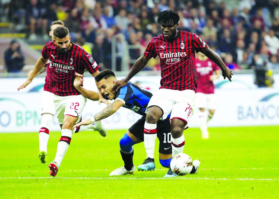 Inter Milan's Lautaro Martinez (center) is mould by AC Milan's Franck Kessie (right) and AC Milan's Mateo Musacchio during a Serie A soccer match between AC Milan and Inter Milan, at the San Siro stadium in Milan, Italy on Saturday.