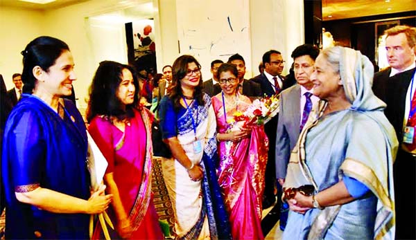 Bangladeshi expatriates in New York greet Prime Minister Sheikh Hasina upon her arrival at the hotel 'Lotte New York Palace' on Sunday (local time). She is now on an eight-day official visit to the USA to attend the 74th session of the United Nations Ge