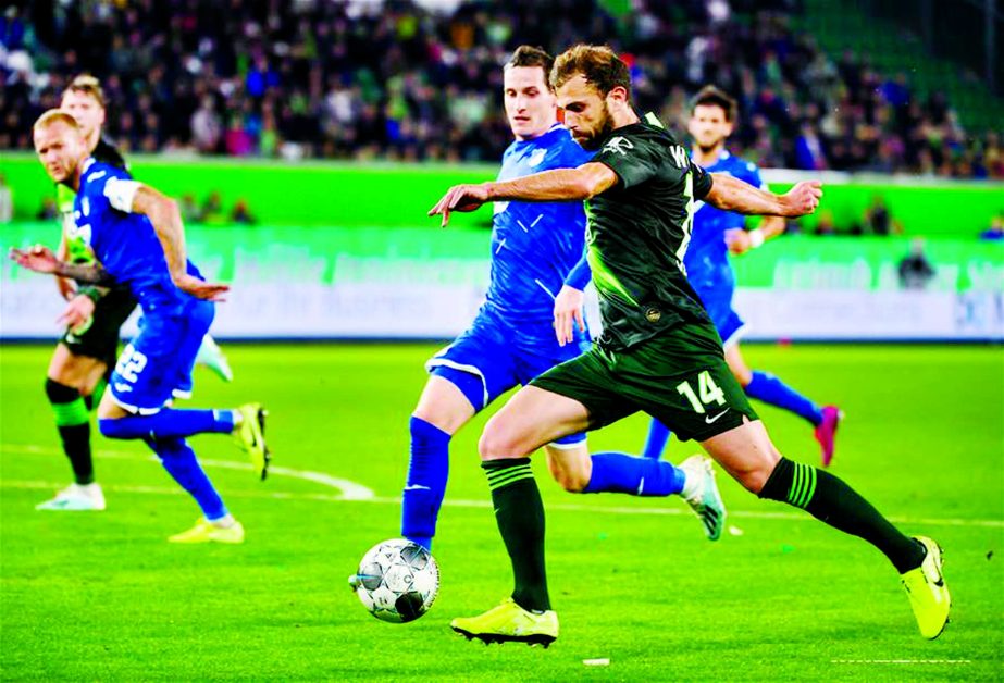 Admir Mehmedi (right) of Wolfsburg takes a scoring shot during a German Bundesliga match between VfL Wolfsburg and TSG 1899 Hoffenheim in Wolfsburg, Germany on Monday.