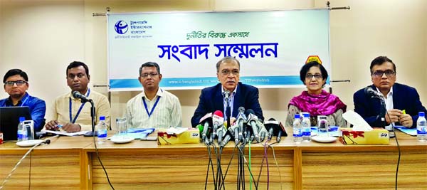 Transparency International Bangladesh (TIB) Executive Director Dr Iftekharuzzaman speaking at a press conference held at the TIB office at MIDAS Centre in Dhanmondi yesterday.