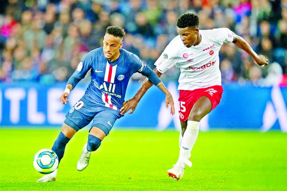Neymar Jr (left) of Paris Saint-Germain vies with Marshall Munetsi of Reims during their 2019-2020 season French Ligue 1 match in Paris, France on Wednesday.