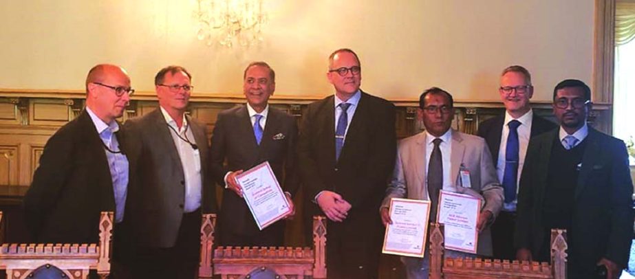 Md Latif Khan, Vice-Chairman of Summit Group of Companies, receiving WÃ¤rtsilÃ¤'s Valued Customer Recognition Award-2019 from Tomas HÃ¤yry, Mayor of City of Vaasa in Finland recently for execution 450 MW fast track power project complex in Gazipur.