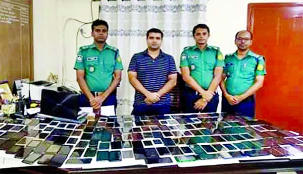 A team of police led by Senior Assistant Commissioner of Pallabi zone SM Shamim seized huge mobile sets by conducting drive in the city's Pallabi on Friday.