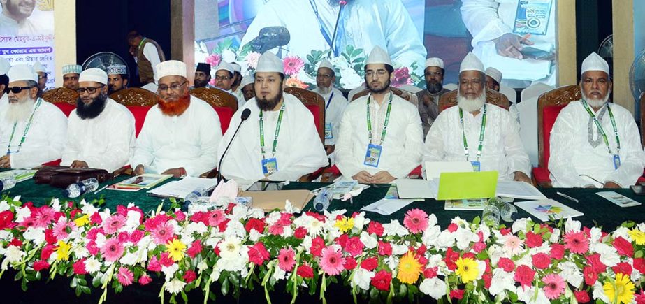 Moulana Syed Saifuddin Ahmed Al Hasani of Maizbhandar Darbar Sharif speaking as Chief Guest at the first National Council on drug, militancy and corruption organised by Mainia Youth Forum at Dhaka Engineers Institute yesterday .