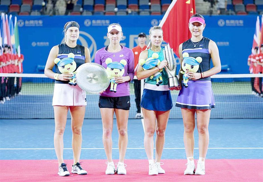 Champions Duan Yingying (right) of China, Veronica Kudermetova (2nd from right) of Russia and runners-up Elise Mertens of Belgium (2nd from left), Aryna Sabalenka (left) of Belarus pose on the podium after the awarding ceremony of the women's doubles fin