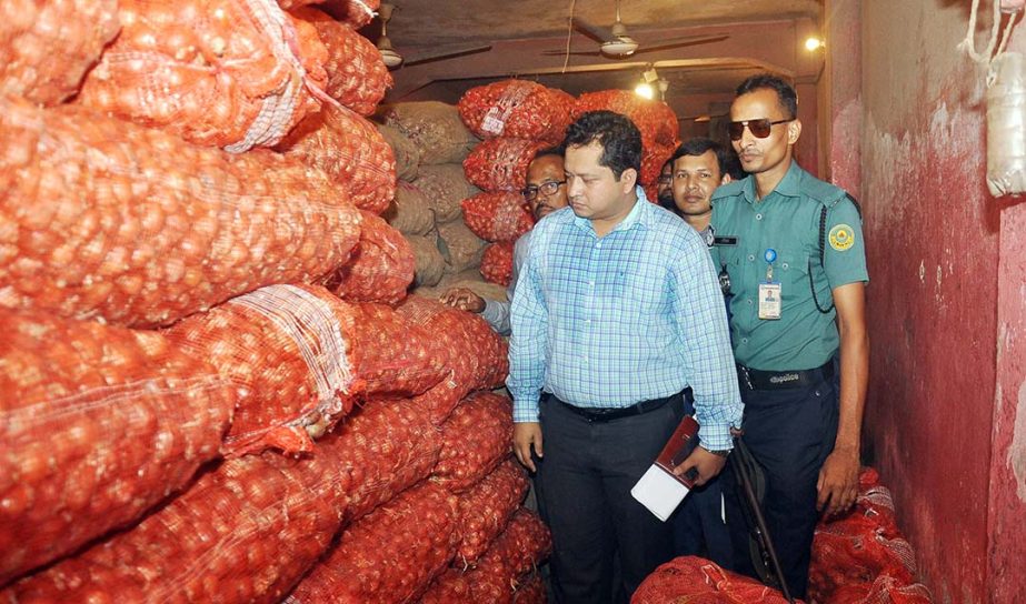 District Administration conducting a drive to arrest price hike of onion at a godown in Khatunganj yesterday.