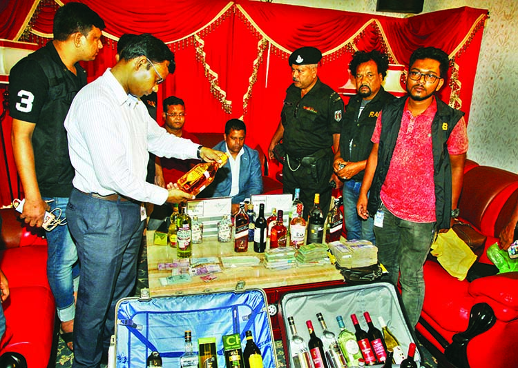 A team of Rapid Action Battalion (Rab) on Tuesday seized foreign currencies, liquor and cash at the Gulshan house of Salim Prodhan, who was arrested on Monday from Dhaka Airport on charges of running an online casino and money laundering.