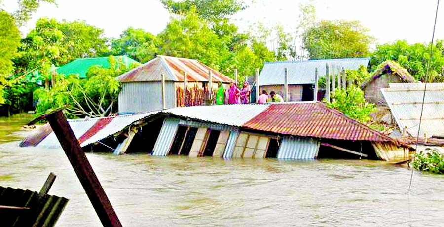 People of several northern districts started facing fresh flood as the water levels of river Padma have crossed the danger marks at various points after all the gates of the Farakka barrage were opened following flood in Indian state Patna and Bihar. This