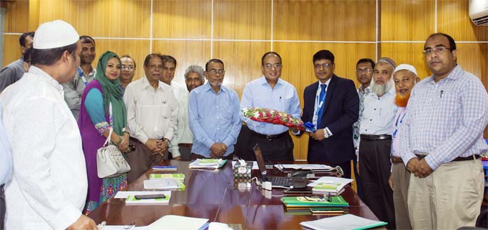 Prof Dr Golam Samdani Fakir, Vice-Chancellor of Green University of Bangladesh; Md. Shahid Ullah, Treasurer; Dean, Chairpersons, Registrar and other members congratulate Prof Dr Md. Abdur Razzaque as new Pro-Vice Chancellor (Designate) of the University a