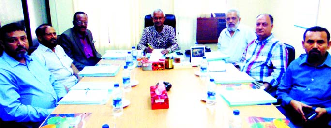 Md. Rezaul Karim, Chairman, Shippers' Council of Bangladesh, presiding over its 10th meeting at its office in the city on Thursday. Ariful Islam, Senior Vice-President, Arzu Rahman Bhuiyan, Kamran Uddin and Afsar Uddin Ahmed, Directors of the organizatio