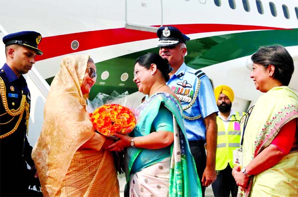 Prime Minister Sheikh Hasina being welcomed by Debasree Chaudhuri, Indian State Minister for Child and Women Development, on her arrival at Palam Air Force Station, New Delhi on Thursday.