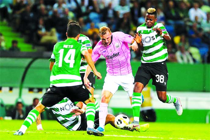 Thomas Goiginger (centre) of LASK Linz vies with Idrissa Doumbia (right) of Sporting CP during the UEFA Europa League group D match between Sporting CP and LASK Linz in Lisbon, Portugal on Thursday.