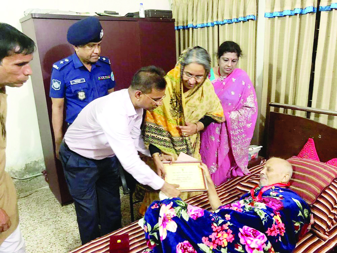 CHANDPUR: Education Minister Dr Dipu Moni MP handing over Shilpakala Academy Award -2018 to ailing noted lyricist and music composer Mukhlesur Rahman Mukul at his residence on Stadium Road in Chandpur town on Tuesday.