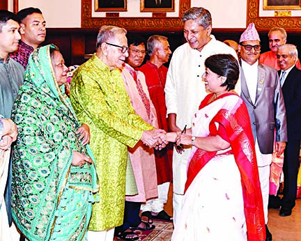 President Md Abdul Hamid exchanging greetings with the Diplomats of different countries on the occasion of Durga Puja at Bangabhaban on Tuesday. PID Photo