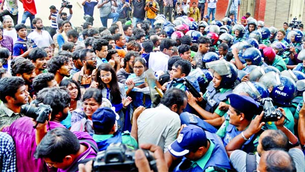Police thwart the marching towards Home Ministry procession in front of Bangladesh Secretariat on Wednesday brought out by student wing of Left Democratic Alliance protesting the murder of BUET student Abrar.