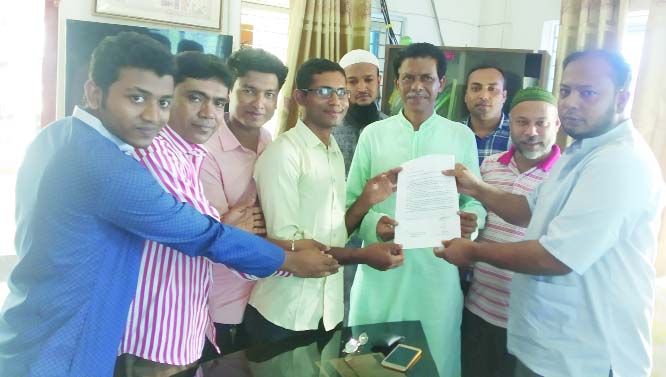 BETAGI (Barguna ): Leaders of five organisatins handing over memorandum to District Administration through UNO, Betagi demanding steps for enactment of law to prevent advertisement on tobacco and tobacco products on Wednesday.