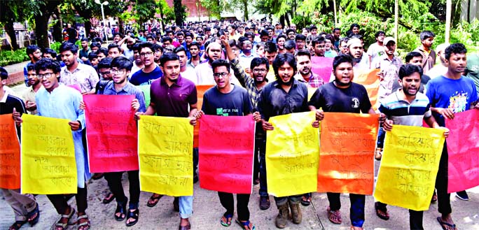 General students staged demonstration for the 5th consecutive day on Friday on the BUET campus to press home their 10-point demand including capital punishment to killers of Abrar Fahad on Friday.