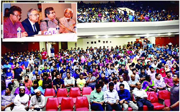 BUET Vice-Chancellor Prof Saiful Islam addressing a discussion with the protesting students held at the varsity auditorium on Friday.