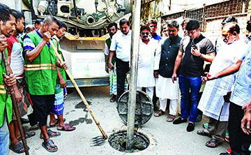 Acting Mayor of Dhaka South City Corporation Hashibur Rahman Manik witnessing the cleanliness campaign in the city\'s Hossani Dalan area on Saturday.