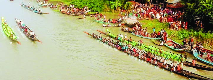 BARISHAL: A traditional race was held in Hortar Kanch River in Uzipur Upazila on Sunday.