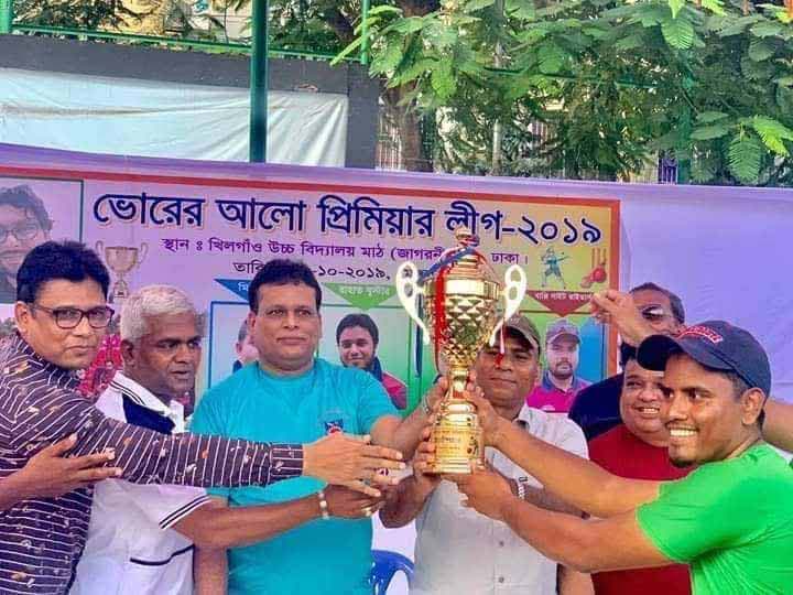 Councilor of Ward No. 1 of Dhaka South City Corporation Wahidul Hasan Milton handing over the trophy to Maruf Victorians, the champions of the Bhorer Alo Premier Cricket League at Khilgaon High School Ground in the city recently.