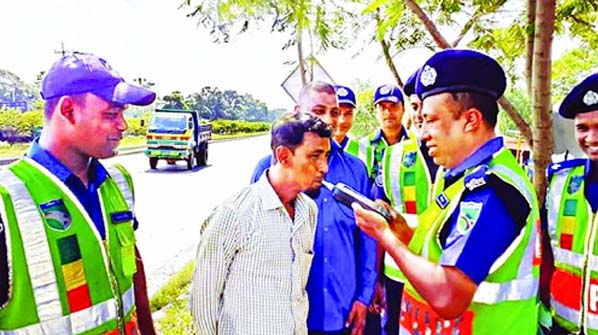 Highway Police using breath-analyzer to prevent drunk driving.