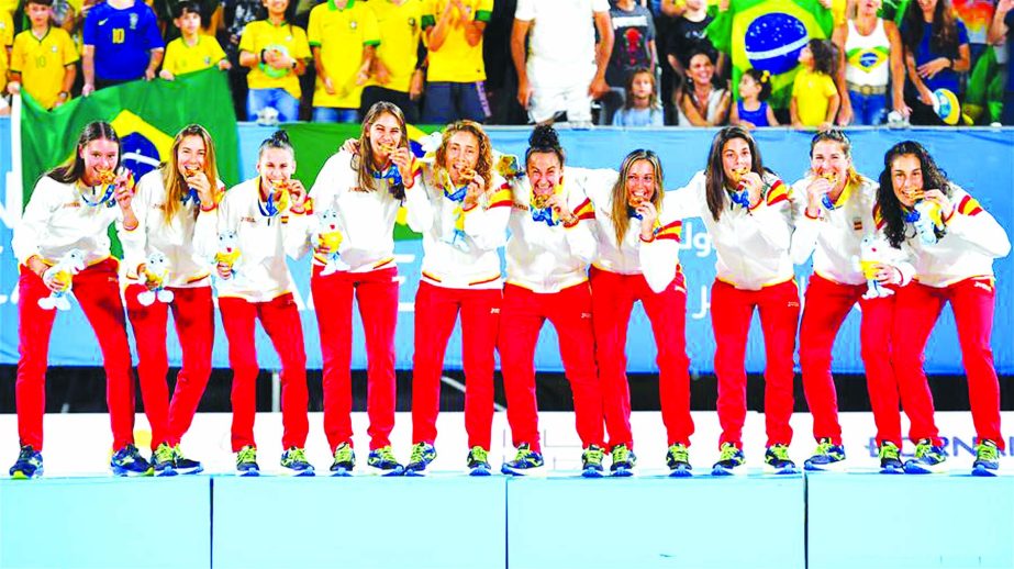 Gold medallists, players of Spain, pose for photos during the awarding ceremony of the women's beach soccer at the 1st ANOC World Beach Games in Doha, capital of Qatar on Wednesday.