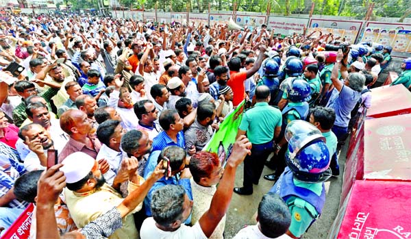 Police obstructed a procession of Non-Monthly Pay Order (MPO) teachers near the Kadam Fountain intersection in front of Jatiya Press Club before marching towards the Prime Minister's Office (PMO) on Thursday.