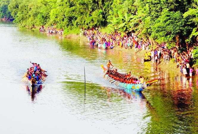 BOGURA: A traditional boat race was held in Korotoa River in Gabtoli Upazila organised by District Police on Friday.