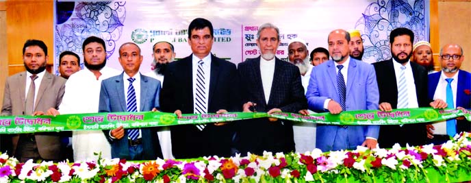 M. Azizul Huq, Chairman, Board of Directors of Pubali Bank Limited, inaugurating its Islamic Banking Window at Barishal branch recently as chief guest. Md. Abdul Halim Chowdhury, Managing Director, Mohammad Ali, DMD and other senior executives of the bank