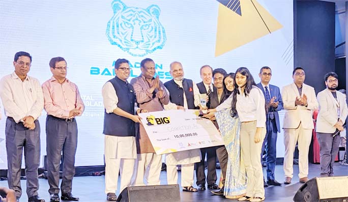 Commerce Minister Tipu Munshi, MP and State Minister of ICT Division Zunaid Ahmed Palak, MP along with other distinguished guests handing over the grant money of Tk 10,000,00 to the winner of Cognition.Ai - a project of the students of CSE Department of