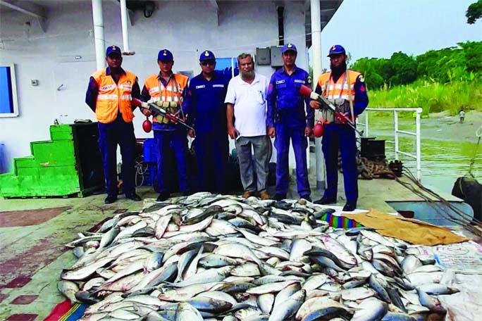 Barishal: Coast Guard recovered 1518 Kgs hilsha fish caught defying ban by local fisherment from Kirtonkhaola River yesterday.