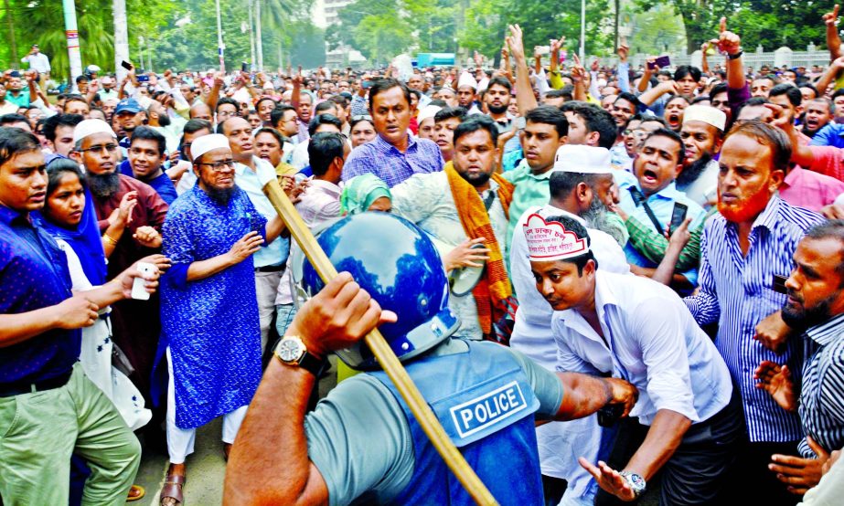 Police thwart a demonstration of primary school teachers after they blocked the road from Doyel Chattar to Central Shaheed Minar in Dhaka on Wednesday, demanding upgradation of their salary structure.